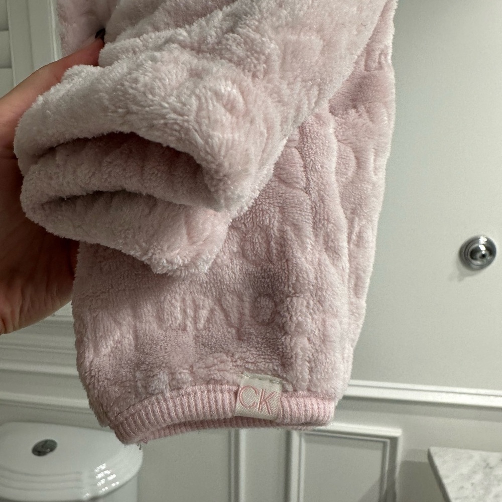 Calvin Klein Soft Pink Debossed Logo Sherpa Sweatsuit Matching Set Size 6/9M - Picture 11 of 11